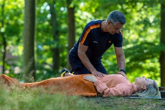 Atemtrainer gibt Tipps: „Tiefes Atmen ist wie high werden ohne Drogen“ - Reise in die Welt des Atmens mitten in der Dresdner Heide: Atemtrainer Maik Winter assistiert Julia Funke beim bewussten Luftholen.