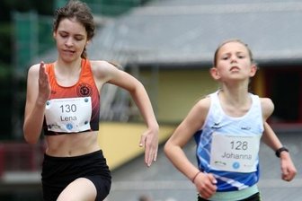 Athleten genießen Wettkampfflair - Zum Fünfkampf der Erzgebirgsmeisterschaft gehörte der 800-Meter-Lauf. In der AK 12 wurde Lena Passauer (l.) von der WSG Schwarzenberg-Wildenau Fünfte hinter Johanna Heß vom TTL Ehrenfriedersdorf.