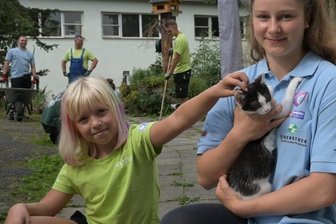 Athleten legen sich tierisch ins Zeug - Ringerinnen mit großem Herz für Tiere: Auch Gerda Barth (r.) vom FC Erzgebirge Aue und Anisha Nagel vom RV Lugau waren beim Arbeitseinsatz im Stollberger Tierheim "Waldfrieden" dabei.