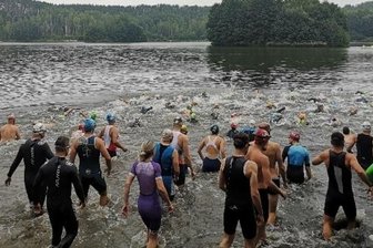 Athleten loben besonderes Flair - Zurück in Biesern: Der Schwimmstart erfolgte diesmal wieder in der Sandgrube und nicht wie in den vergangenen Jahren in der Zwickauer Mulde. 