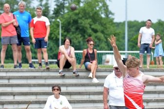 Athleten trotzen der Hitze - Der 15-jährige Kurt Schuricht vom TSV Fortschritt Mittweida - hier während des Kugelstoßens - steigerte sich vor allem mit dem Diskus beträchtlich. Er warf zehn Meter weiter als im vorigen Jahr. 