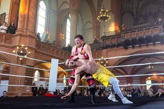 Athletic Sonnenberg bringt Wrestling in Chemnitzer Kirche: „Das ist der exotischste Ort, an dem ich bisher gecatcht habe“ - Wrestling in der St. Markuskirche: Mitten im Kirchenschiff wird der Ring zur Bühne, während Zuschauer auf Emporen und im Saal das ungewöhnliche Spektakel verfolgen.