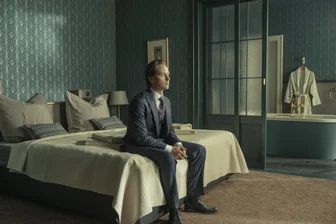 „Atmen Sie!“: Warum der Netflix-Hit „Achtsam Morden“ sich keineswegs als Ratgeber eignet - Einsam: Tom Schilling musste von zu Hause ausziehen und lebt nun in einem Hotel.