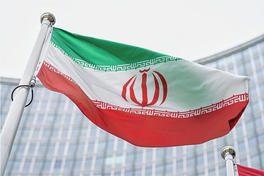 Atomabkommen mit Iran rückt näher - Iranische Flagge vor dem Gebäude der Atomenergiebehörde in Wien: Hier fanden die Verhandlungen statt. 