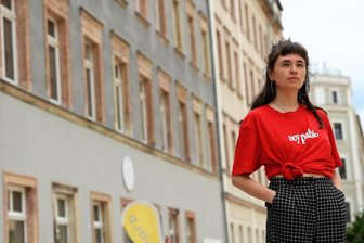 "Atomarer Sommer": Chemnitzer Band "Power Plush" zeigt neue Songs auf der Schlossteichinsel - Anja Jurleit von der jungen Chemnitzer Band Power Plush, hier auf dem Brühl, freut sich auf den Auftritt auf der Schloßteichinsel.