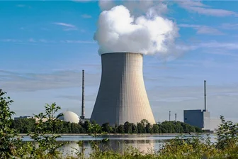 Atomausstieg verschieben? Das sagen Betreiber und ein Dresdner Experte - Das Atomkraftwerk Isar in Niederbayern - Block 2 (links) läuft noch. Betreiber Preussen Elektra sagte der "Freien Presse", man sei bereit, mit der Bundesregierung über eine Laufzeitverlängerung zu sprechen. 