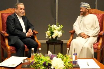 Atomgespräche: Ein einfaches „Hallo“ gibt Anlass zur Hoffnung - Der iranische Außenminister Abbas Araghchi (.) hat sich mit seinem omanischen Amtskollegen Badr Bin Hamad Al Busaidi getroffen, bevor er in Maskat, Oman, Verhandlungen mit dem US-Nahost-Gesandten Steve Witkoff aufgenommen hat.