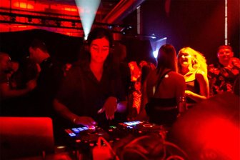 Atomino bringt Chemnitz ein Lächeln zurück - Eine DJane sorgte im "Atomino" für tanzbaren, klubtauglichen Sound.