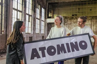 Atomino in Chemnitz: Umfangreiche Sanierung steht noch vor Umzug in den Wirkbau - Noch einiges zu tun gibt es in der ehemaligen Lagerhalle. So muss die Fensterreihe komplett durch Schallschutzfenster ersetzt werden. Wann genau der Klub im Wirkbau eröffnet, ist darum nicht klar. An diesem Wochenende gibt es aber in anderen Räumen und draußen Konzerte, Lesung, Ausstellung.