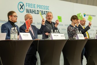 Atomkraft, Waffenlieferungen an die Ukraine und Schuldenbremse: So positionieren sich die vogtländischen Kandidaten für die Bundestagswahl - Nein zum Deutschlandticket unter 50 Euro sagte Maik Linke (SPD). Dafür stimmten (von links) Robert Hochbaum (CDU), Olaf Horlbeck (Grüne), Simon Zwintzscher (Linke) und Torsten Schnurre (FDP).