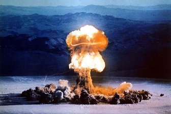 Atomwaffen-Experte: Ein Rückschritt in den Kalten Krieg und einfach dumm - Ein Atompilz steigt nach einer Testexplosion auf dem Testgelände in Nevada am 24. Juni 1957 auf.