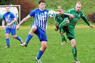 ATSV greift nach dem Strohhalm - Augen zu und durch: ATSV-Kapitän Niels Schmieder (vorn links) und seine Teamkollegen beweisen im Saisonendspurt Kampfgeist.