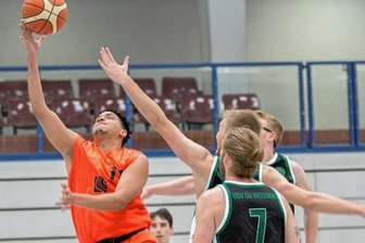 ATSV patzt erneut - Der Freiberger Alex Munoz Ramirez steigt zum Korbleger hoch. Gegen Dresden verlor sein Team aber zu viele Duelle in der Luft.