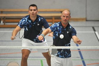 ATSV-Rumpftruppe muss Tabellenspitze abgeben - Reaktiviert: Aufgrund zahlreicher Ausfälle ist der 46-jährige Uwe Göhler (r., hier in einem früheren Match mit Felix Liebscher) beim ATSV wieder ans Netz gegangen.