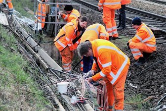 Attacke auf Bahnanlagen: Zugverkehr zwischen Leipzig und Chemnitz gestört - Der Zugverkehr der Regionalbahnlinie Leipzig-Chemnitz RE6 ist am Dienstag von Ausfällen beziehungsweise Umleitungen betroffen gewesen. Die Reparatur beschädigter Bahnanlagen durch Bahnmitarbeiter in Geithain zwischen der Colditzer und der Dresdener Straße hat am Dienstag begonnen. Wann die Schäden behoben sind, blieb noch unklar. 