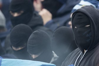 Attacke auf Fans von Erzgebirge Aue: Nun berichtet der Fahrer des Kleinbusses - In Stadien und am Rande von Fußballspielen tauchen immer wieder Vermummte auf. Auch die Täter, die nach dem Sachsenpokal-Finale einen Kleinbus mit FCE-Fans gestoppt und angegriffen haben, trugen nach Angaben von Augenzeugen Masken.