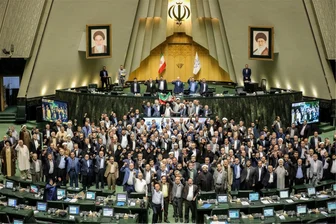 Attacke auf Israel: Großangriff mit Theaterdonner - Iranische Abgeordnete feiern bei einer öffentlichen Parlamentssitzung in Teheran den Angriff auf Israel.