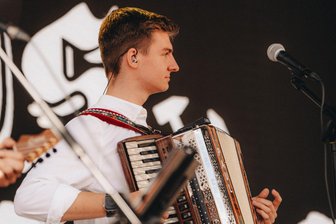Attacke nach Festival im Erzgebirge: Musiker erleidet Kieferbruch - Paul Woboda ist nebenberuflich als Alleinunterhalter unterwegs – bekannt unter seinem Künstlernamen Dr Paul. Zudem ist er Mitglied der Rups Gang. Das ist ein Projekt von Randfichten-Gründer Thomas Rups Unger. Jetzt liegt Paul im Krankenhaus.