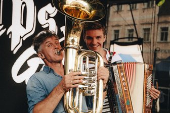 Attacke nach Festivalbesuch im Erzgebirge: Polizei kündigt Befragung mehrerer Zeugen an - Paul Woboda (r.) arbeitet nebenberuflich als Alleinunterhalter – hier mit Peter Kreißl.