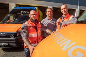 Attacken auf Rettungsdienst in Plauen: Jetzt sprechen die Opfer - Heiko Hellinger (Mitte), Rettungsdienstleiter der Johanniter im Vogtland und in Zwickau, ist in Sorge. Seine Mitarbeiter Nicky Lippert (links) und Daniel Raithel wurden bei Einsätzen angegriffen, sodass sie verletzungsbedingt wochenlang ausfielen. Das ist nicht das einzige Problem.