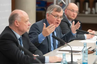 Attacken auf Sporthalle in Meerane: Verfassungsschutz-Chef Christian kommt zu Diskussionsrunde - Dirk-Martin Christian (M.) kommt zu einer Diskussion in die Freiberger-Sporthalle in Meerane.