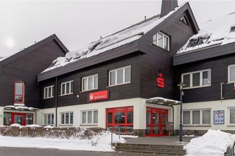 Attackiert und ausgeraubt: Überfall in Sparkassen-Filiale in Olbernhau - Der mutmaßliche Täter konnte zunächst vom Tatort fliehen. Etwa drei Stunden später waren Polizisten mit ihrer Fahndung erfolgreich. Sie nahmen einen 26-Jährigen vorläufig fest.