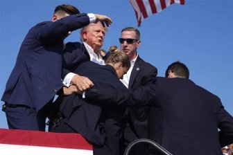 Attentat auf Trump: Der Wahnsinn als Wahlkampfmotiv - Der republikanische Präsidentschaftsbewerber und ehemalige Präsident Donald Trump wird von Agenten des US-Geheimdienstes Secret Service umringt.