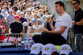 Attentat in USA: Kugel tötet Trumps Influencer - Charlie Kirk spricht an der Utah Valley University in Orem im US-Bundesstaat Utah, kurz bevor der 31-Jährige von einer Kugel tödlich getroffen wird.