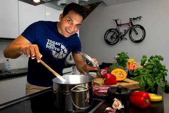 Attila Hildmann: Veganer Koch mit Waschbrettbauch - Attila Hildmann, Autor mehrerer veganer Kochbücher, kocht am 19.02.2014 in seiner Küche in Berlin. Seine Kochbücher stehen auf den Bestsellerlisten. Hildmann ist der Vorzeigemann der Veganer-Szene.