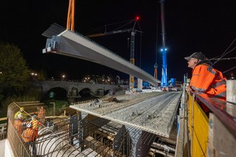 Attraktion in der Nacht: 60 Tonnen Stahlbeton schweben über Plauen - Drei 60 Tonnen schwere Träger für die Neue Elsterbrücke werden bis in die Nacht montiert.