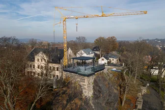 Attraktionen am Schlossfelsen in Falkenstein nehmen Gestalt an: Wird der Bau dieses Jahr noch fertig? - Der neue Schlossfelsen in Falkenstein nimmt Gestalt an. Nun folgen weitere Arbeiten für die Lichtinstallation.