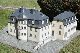 Attraktionen in Vogtland-Stadt: Warum so große Unterschiede bei der Familienkarte? - Das Modell des Paulusschlössls Markneukirchen im Klein-Vogtland in Adorf.