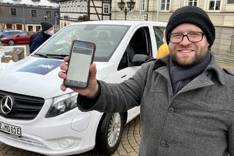 Attraktiver ÖPNV auf dem Land: Zwönitz erstellt Rufbus-Konzept für ganz Sachsen - Das Erzmobil, das per App buchbar ist, könnte Vorreiter für ganz Sachsen werden. Im Bild Martin Benedict, Leiter des Zwönitzer Smart-City-Projektes.