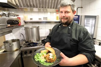 Auberginen-Zucchini-Tatar bringt im Kleinen Vorwerk Sayda den Sommer auf den Gaumen - Kochen zwischen Himmel und Erde: Marek Kalab präsentiert sein Zucchini-Auberginen-Tatar im Kleinen Vorwerk Sayda.