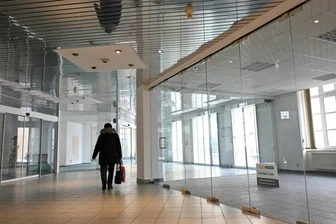 Auch AOK verlässt Turmpassage Limbach-Oberfrohna: „Wir müssen zum Feierabend manchmal mit der Taschenlampe rausfinden“ - Leere Ladenflächen in der Turmpassage Limbach-Oberfrohna.