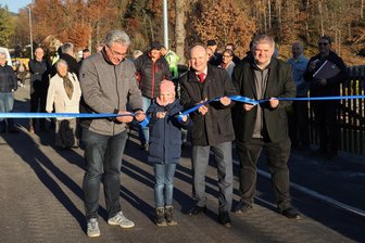 Auch das gibt es im Erzgebirge: Eine Bratwurst und Zufriedenheit nach drei Jahren Bauzeit an Straße - Mit dem berühmten Banddurchschnitt wurde die August-Bebel-Straße in Schwarzenberg freigegeben.