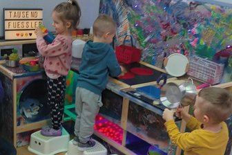 Auch das gibt es im Erzgebirge: Große Leute konstruieren und bauen, was kleine Köche in der Kita glücklich macht - Knallbunt ist die neue Kinderküche, über die sich die Mädchen und Jungen in der Kita Bernsbach freuen können, und „gekocht“ wird seit der Übergabe tagtäglich.