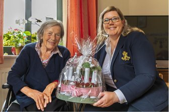 Auch das gibt es im Erzgebirge: Seniorenheim mit Gefängniszellen, Schießstand und Waffenkammer im Keller - Gudrun Beier (l.) hat am Samstag ihren 101. Geburtstag gefeiert. Einrichtungsleiterin Helene Illing übergab eine Sekttorte, da die Jubilarin mehr auf Sekt als auf Kuchen steht.
