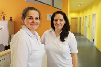 Auch das gibt es noch: Allgemeinarztpraxis im MVZ am Kreiskrankenhaus Freiberg hat freie Termine - Dr. Roxana Kunze (l.) und Alexandra Kunath im MVZ des Kreiskrankenhauses Freiberg.