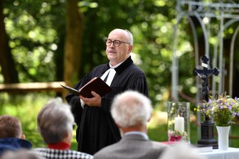 Auch das ist Christi Himmelfahrt in Mittelsachsen: Gottesdienste unter freiem Himmel - Der frühere Superintendent des Kirchenbezirks Leisnig-Oschatz, Arnold Liebers, hielt vor dem Waldschlösschen auf dem Rochlitzer Berg einen Gottesdienst.