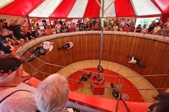 Auch das war der Grand Prix - Atemberaubende Motorradaction: Im Red Bull Original Motodrom von 1928 gab es zum Grand Prix am Sachsenring die älteste reisende Steilwand der Welt zu bewundern - alles aus Holz.