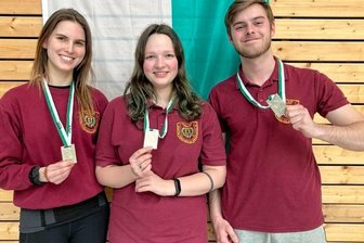 Auch die Oelsnitzer Frauen überzeugen - Die erfolgreichen Nachwuchsschützen der Bürgerlichen Schützengilde zu Oelsnitz: Anna Goller, Avialle Egri und Leon Schmetzer (von links) wurden in ihrer Altersklasse jeweils Vize-Landesmeister. 