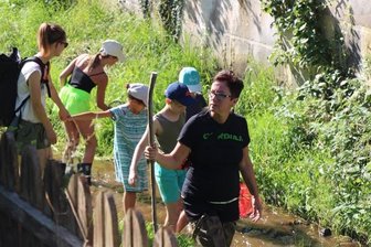 Auch dieses Jahr reihen sich viele in die Karawane ein - Die von Cordula Kühn (rechts) geführte Wanderung durch den Mülsenbach vorigen Samstag war ein voller Erfolg.