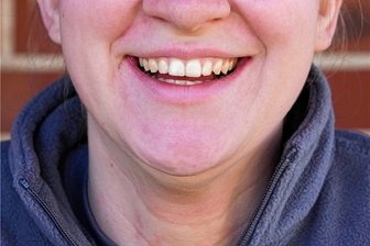 Auch ein künstliches Lachen ist ein glückliches Lachen - Lachen macht glücklich.
