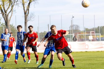 Auch ein Traumtor hilft nicht: Fortuna Langenau verliert Topspiel gegen Germania Mittweida - Hans Schmieder (vorn, hier im Pokalspiel gegen den selben Gegner vor ein paar Wochen) hat im Punktspiel gegen Germania Mittweida ein Traumtor per Fallrückzieher erzielt.