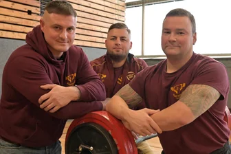 Auch eine starke Frau lässt die Muskeln spielen – Erzgebirgspokal im Bankdrücken bleibt in Lauter - Starkes Trio: Patrick Döring, Marvin Schmidt und Thomas Goldhahn (v. l.) holten beim 27. Erzgebirgspokal für den gastgebenden Verein Kraftsport Lauter den Sieg im Bankdrücken für Mannschaften.