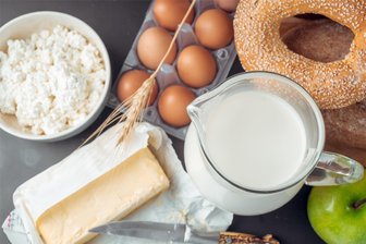 Auch Erwachsene entwickeln noch Nahrungsmittelallergien - Sieht lecker aus, vertragen aber viele nicht: Kuhmilch, Hühnereier oder auch Äpfel.
