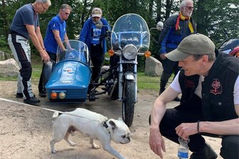 „Auch Fluchen ist ein Gebet“: Nachdenkliche Worte beim Biker-Gottesdienst in Schönheide - Hund Bruno interessiert sich mehr für Biker als für Bikes. Den Rothenkirchner Rüdiger Leistner (r.) freut‘s.