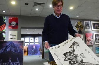 Auch Friedensplakate helfen Geflüchteten - Bernd Weise, Besitzer der Galerie Weise
