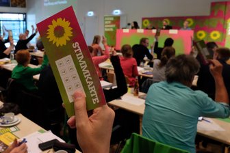 Auch Grüne wollen Verhandlungen über Kenia-Koalition - Delegierte der Landesversammlung der sächsischen Grünen halten am Samstag Stimmkarten in die Höhe.